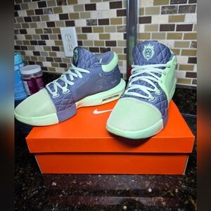 Nike LeBron Witness 8 Basketball Shoes Vapor Green/ Light Carbon/White Size 11.5